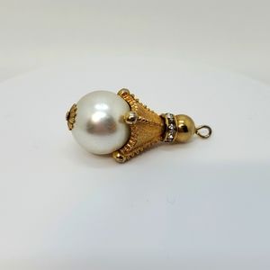 Vintage goldtone and faux pearl pendant